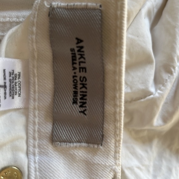 Women’s new distressed jeans - Picture 2 of 6